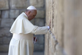 Pope visits Muslim, Jewish sites on last day in Mideast