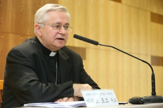 Priests right to speak out on political issues, Vatican bishop says