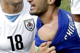 [World Cup] Suarez bite storm as Uruguay sink Italy