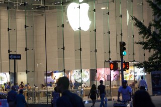 Apple profit tops analyst forecasts