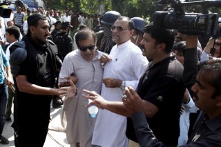 Pakistan arrests opposition activists