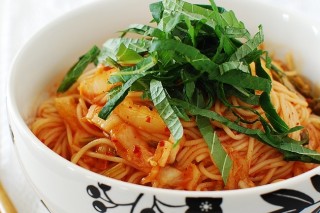 Kimchi bibim guksu, (spicy noodles with kimchi)