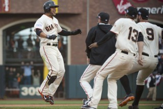 Giants walk off in 10th on Cards’ throwing error