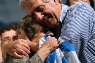 Vazquez tops Uruguay president vote; faces runoff