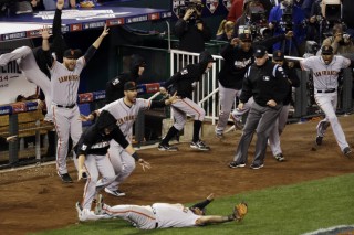 Giants hold off Royals to win World Series