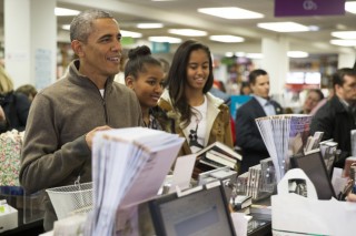 Obama buys 17 books at independent bookstore