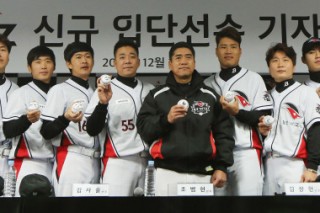 New faces for expansion baseball club KT Wiz look to fresh starts