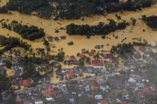 Malaysia pledges more flood aid for stranded thousands