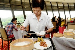 Restaurants bring back tableside service despite labor crunch