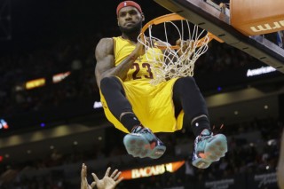 LeBron to miss 2 weeks with knee, back injuries