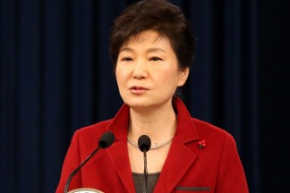 Park apologizes for document scandal