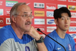 Korea coach counts on winger to carry offense