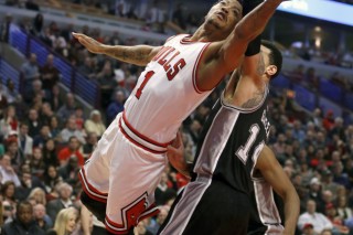 Rose scores 22, struggling Bulls beat Spurs