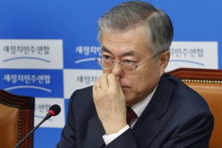 Moon intensifies attack on Park over NIS election meddling