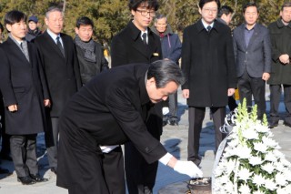 Kim Moo-sung visits Roh Moo-hyun’s tomb