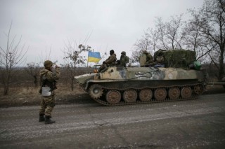 Ukraine, rebels start pulling back heavy weapons in the east