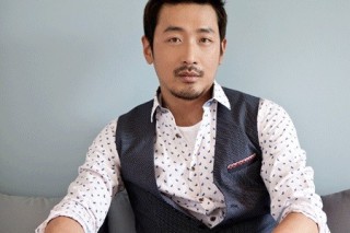 Actor Ha Jung-woo holds solo exhibition in LA