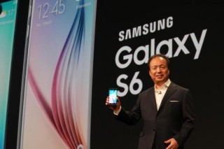 Samsung takes on Apple with new flagship phones Samsung takes on Apple with new flagship phones