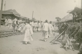 Old lives of Seoul from two perspectives