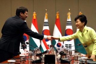 Park calls on N.K. to learn from Hungary