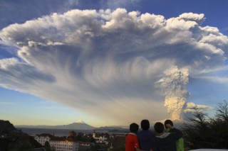 [Photo News] Volcano erupts