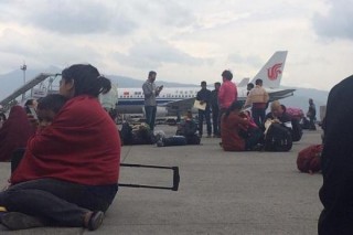 Nepal quake: Passengers shove and trip over each other as they flee airport terminal