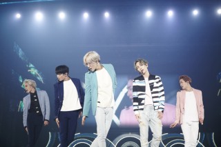 [Herald Review] ‘SHINee World IV’ enthralls exuberant fans