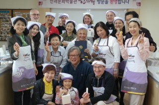 CICI members revel in patchwork, traditional Korean cookies