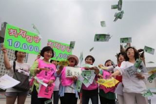 Korea struggles in dilemma over minimum wage hike