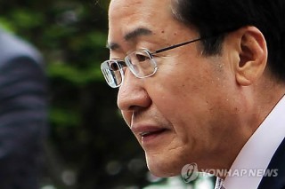 Governor denies bribery charges in Sung scandal