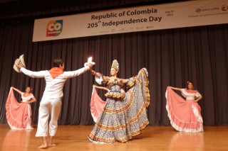 Colombian independence reception teems with festive music, dance