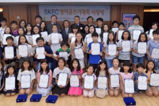 [Photo News] Winners of SNUE-Korea Herald English Contest