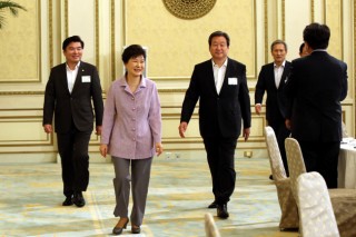 Park calls on Saenuri to push for labor reform