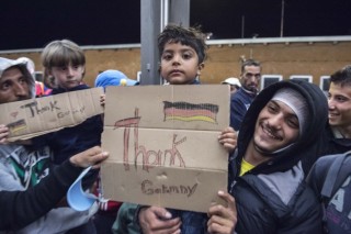 Hopeful migrants stream into Austria