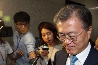 Party feud erodes Moon’s leadership