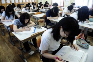 Low-income households cut education spending in Korea