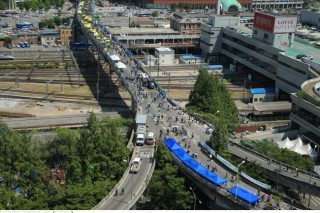 Tension escalates over Seoul overpass