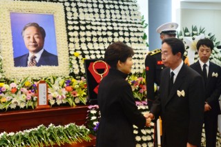 Park pays respects to late ex-president