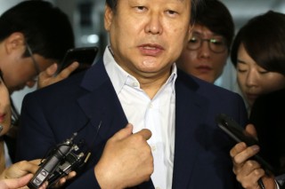 Saenuri chief apologizes for racist remark