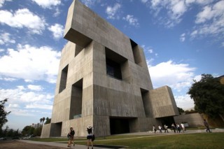 Chilean architect Alejandro Aravena wins Pritzker Prize　