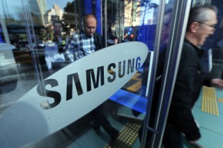 Samsung considers cutting staff incentives on sluggish sales Samsung considers cutting staff incentives on sluggish sales