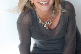 ’70s pop stars Olivia Newton-John and Tom Jones return to Korea ’70s pop stars Olivia Newton-John and Tom Jones return to Korea