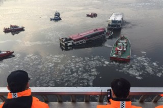 Pleasure boat runs aground in Hangang River