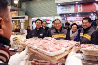 [Photo News] Visit to traditional market