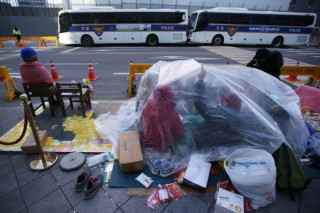 [From the scene] Student sit-in shields ‘comfort woman’ statue