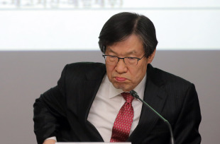 POSCO records net loss for first time POSCO records net loss for first time