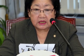 ‘Act less smart,’ Saenuri lawmaker advises female politicians