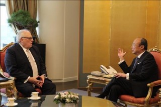 Hanwha chairman meets ex-Heritage Foundation chief