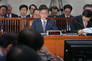 Unification minister under fire for flip-flopping on Gaeseong money