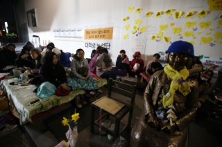 Korea, Japan to follow up on ‘comfort women’ agreement